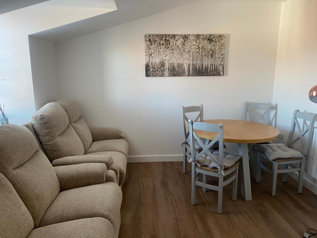 2 Bedroom Central Apartment Leek Kültér fotó