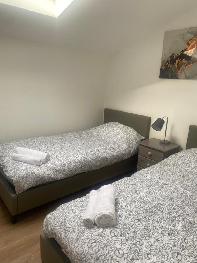 2 Bedroom Central Apartment Leek Kültér fotó