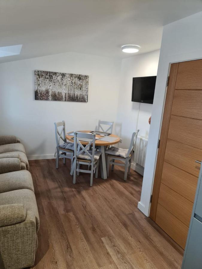 2 Bedroom Central Apartment Leek Kültér fotó