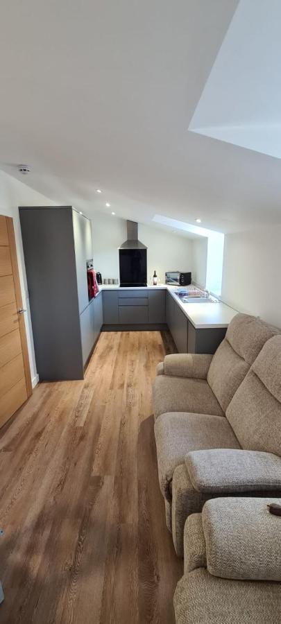 2 Bedroom Central Apartment Leek Kültér fotó