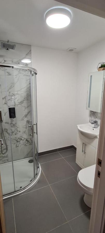 2 Bedroom Central Apartment Leek Kültér fotó